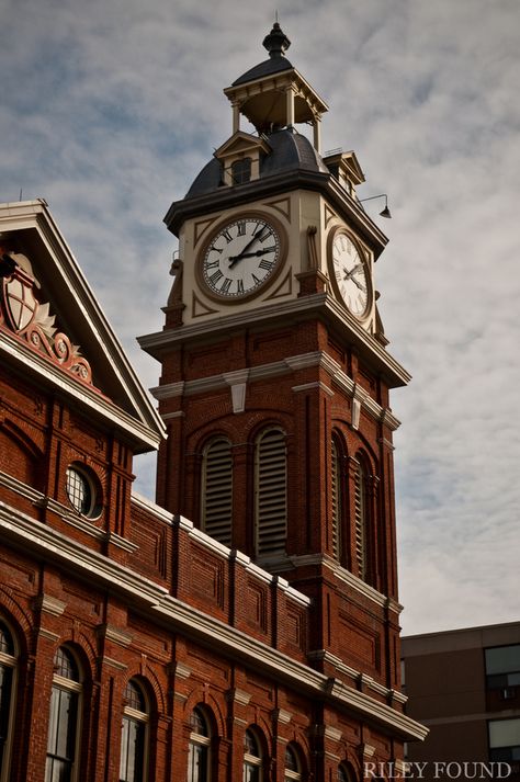 Clock Tower Painting, Big Ben Photography, Big Ben Tattoo, Big Ben Drawing, Peterborough Ontario, Big Ben Clock, Clock Tattoo Design, Building Aesthetic, Outdoor Clock