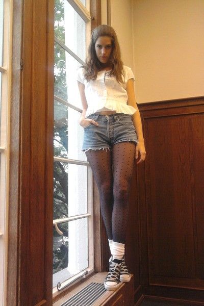 Shorts With Stockings Outfits, Stockings Outfits, Tights And Sneakers, Denim Shorts Outfit, Long Pencil Skirt, Pantyhose Fashion, Patterned Tights, Outfits With Converse, Black Pantyhose