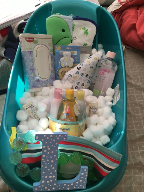 Baby bathtub gift basket! All from target. Baby Tub Gift Basket, Baby Tub Gift, Baby Bath Tub Gift Basket, Baby Basket Gift Ideas, Bathtub Gifts, Baby Bath Gift, Practical Baby Gifts, Bath Gift Basket, Creative Baby Shower Gifts