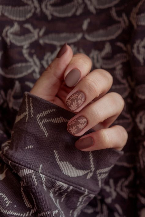 Embrace the beauty of autumn with these stylish brown nails featuring delicate leaf designs. Perfect for the fall season, this trendy nail idea effortlessly complements your cozy fall outfits. Elevate your fashion game with this chic and earthy design, blending elegance with the natural tones of the season. A must-try for all fall nail lovers! Brown Nails With Leaf Design, Leaf Fall Nails, Fall Nails Leaf Design, Fall Nails Leaf, Elegant Autumn Nails, Trendy Autumn Nails, Nails Fall Leaves, Brown Autumn Nails, Earthy Design