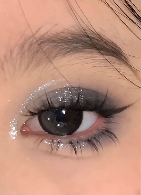 Glitter Eyeshadow Looks, Concert Makeup, Cute Eye Makeup, Doll Eye Makeup, Douyin Makeup, Swag Makeup, Glitter Eye Makeup, Ethereal Makeup, Makijaż Smokey Eye