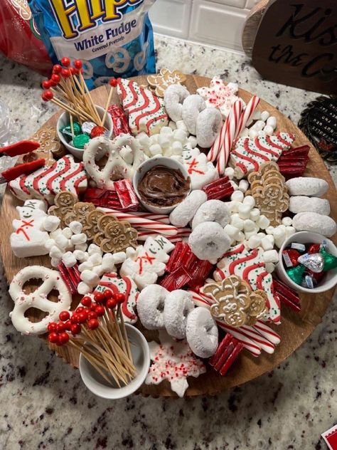 Sweets Charcuterie Board Christmas, Christmas Themed Platters, Christmas Candy Cane Theme, Christmas Candy Board Ideas, Candy Cane Party Ideas, Candy Board Christmas, Hosting Family Christmas In Your Home, Christmas Sweets Charcuterie Board, Candy Cane Christmas Party Theme