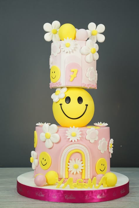 Smiley Face Sheet Cake, Colorful Birthday Theme, Groovy Cake Ideas, Groovy Party Theme, Groovy Birthday Cake, Happy Face Birthday, One Happy Babe, Vintage Cake Ideas, Cake Daisy