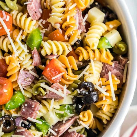 Italian Dinner Ideas, Homemade Pasta Salad, Easy Italian Pasta, Big Salads, Planning A Picnic, Easy Italian Pasta Salad, Work Lunch Ideas, Spiral Pasta, Italian Pasta Salad