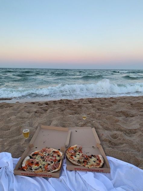 Pizza Beach Date, Pizza Picnic Beach, Beach Pizza Picnic, Pizza Picnic Aesthetic, Fun Picnic Ideas, Daytime Date Ideas, Pizza And Champagne, Sleepover Board, Pizza On The Beach