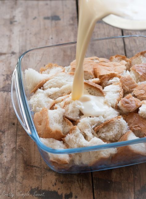 Easy Bread Pudding Custard Bread Pudding, Best Bread Pudding Recipe, Best Bread Pudding, Pudding Bread, Bread Pudding Recipes, Bread Pudding Easy, Recipe Bread, Vanilla Sauce, Bread Puddings