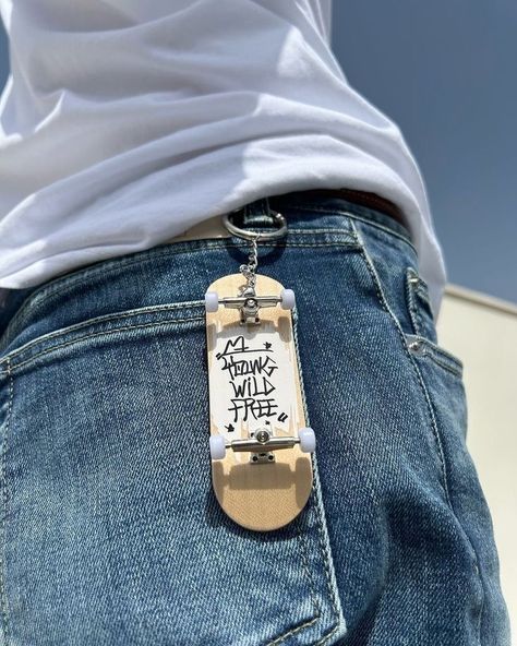 Skateboard Keychain, Skate Clothes, Skater Gifts, Mini Skateboard, Skateboard Aesthetic, Skater Boys, Tech Deck, Skater Aesthetic, Go Kart