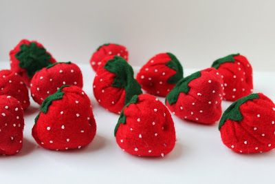 Felt Strawberries, Doll Printables, Felt Strawberry, Felt Pizza, Felt Food Diy, Felt Food Patterns, Food Tutorials, Felt Cake, Felt Fruit