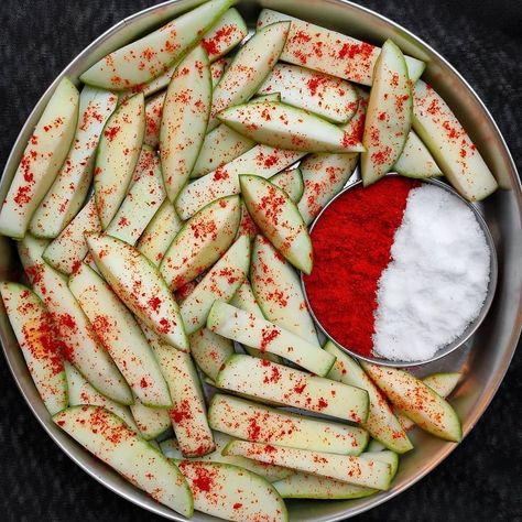 WOW INDIA™  ( 1K ) on Instagram: “Kaccha Aam / Raw Mango 💚 Coated with red chilly powder and salt🤤.Do you also love Mangoes? Let us know in the comments section 🔰 For me the…” Raw Mango Aesthetic, Mango Picture, Unripe Mango, Mango Photo, Udaipur Trip, Mango Images, Sour Food, Agriculture Photography, Tempting Food