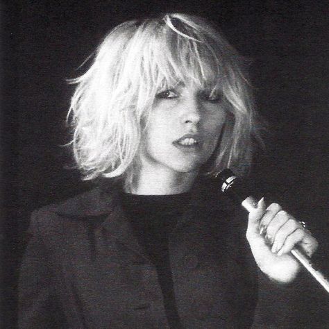 Debbie Harry - BLONDIE Debbie Harry Hair, 70s Haircuts, 70s California, Choppy Bob Haircuts, Blondie Debbie Harry, Goth Hair, Retro Hair, Choppy Bob Hairstyles, Choppy Bob