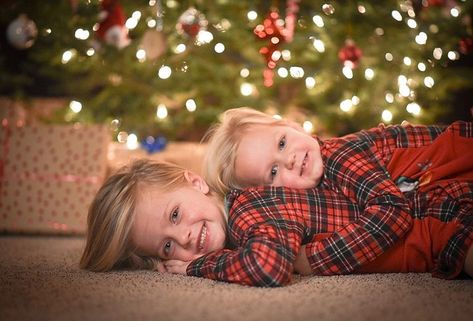 Christmas Eve sibling photos Family Christmas Pictures By The Tree, Sister Christmas Photoshoot Ideas, Kids Christmas Card Photoshoot Ideas, Family Of 3 Christmas Photo Ideas, Children Christmas Photoshoot, Kids Holiday Pictures, Christmas Card Photo Ideas Toddler And Baby, 4 Kids Christmas Pictures, 3 Kids Christmas Pictures