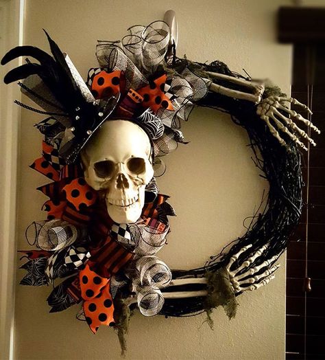 Halloween Wreaths Are A Thing Now, And They're Creepily Awesome Doors Decoration, Diy Halloween Dekoration, Wreaths Design, Halloween Decor Diy, Skull Wreath, Diy Halloween Wreath, Diy Halloween Decor, Adornos Halloween, Halloween Wreaths