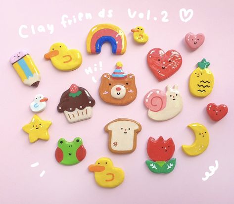 Clay Pins Diy, Clay Magnet Ideas, Clay Friends, Ceramic Charms, Magnet Ideas, Pastel Cupcakes, Clay Pins, Clay Magnets, Clay Inspo