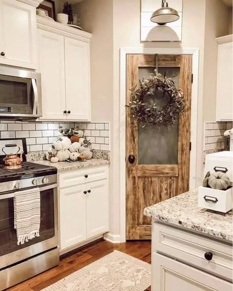 Kitchen Ikea, Fall Kitchen Decor, Casa Country, Interior Minimalista, Farmhouse Kitchen Design, Home Office Inspiration, Casa Container, Pantry Door, Old Door