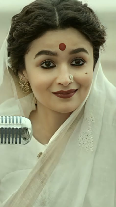 Gangubai Kathiawadi Alia Bhat, Gangu Bhai Alia Bhatt, Alia Bhatt Character Outfits, Alia Gangubai Look, Alia Bhatt Gangubai Outfit, Gangubai Kathiawadi Outfits, Gangu Bai Look, Gangubai Kathiawadi Alia Bhatt Look, Gangubai Kathiawadi Aesthetic