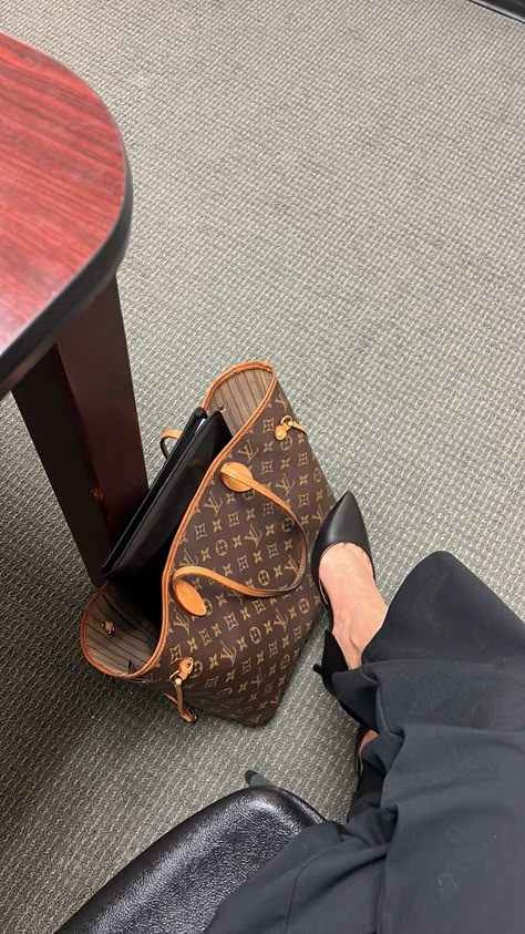 #law #lawyer #prelaw #legallyblonde Law School Aesthetic, Future Attorney, Lawyer Bag, Legs Snap, Louis Vuitton Outfit, Future Lawyer, Work Outfit Inspiration, Airport Pictures, Bussines Women Lifestyle