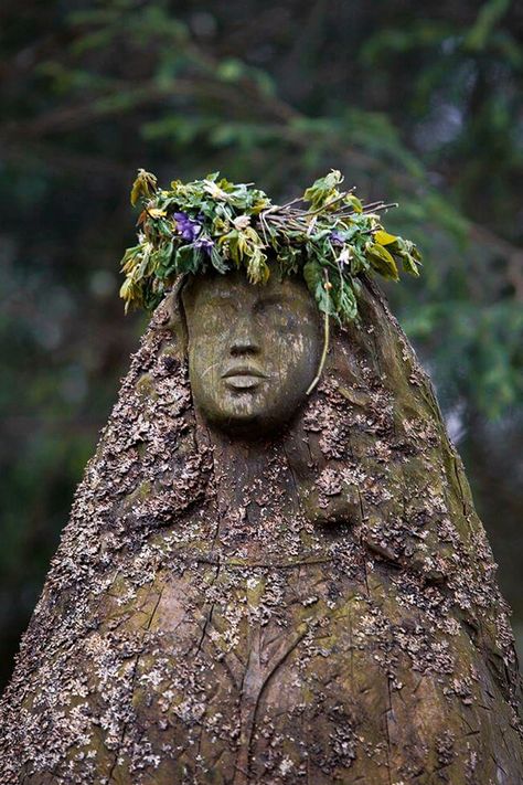 Garden Simple Ideas, Mother Earth Goddess, Gaia Goddess, Garden Simple, Slavic Paganism, Patio Design Ideas, Modern Patio Design, Goddess Aesthetic, Nature Goddess