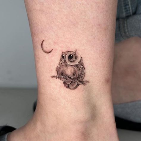 Owl Tattoo Back, Baby Owl Tattoos, Realistic Owl Tattoo, Owl Tattoo Sleeve, Cute Owl Tattoo, Cute Animal Tattoos, Owl Tattoo Design, Tasteful Tattoos, Watch Tattoos