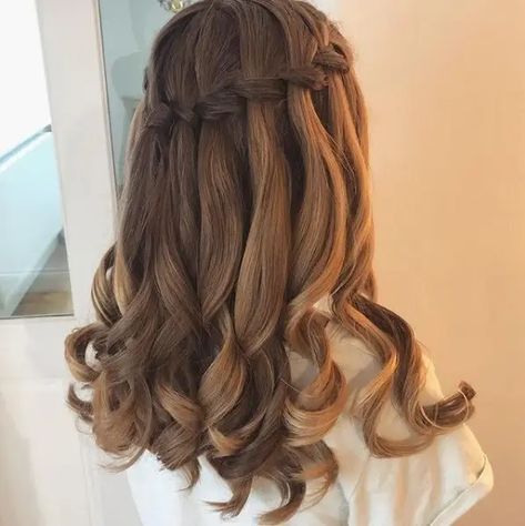 15 Adorable Hairstyles For Junior Bridesmaids Flower Girl Wedding Hairstyles, Hear Styles Girl, Jr Bridesmaid Hairstyles, Junior Bridesmaid Hairstyles, Kids Christmas Hairstyles, Flower Girl Hairstyle, Junior Bridesmaid Hair, Matrix Hairstyle, Kids Hairstyles For Wedding