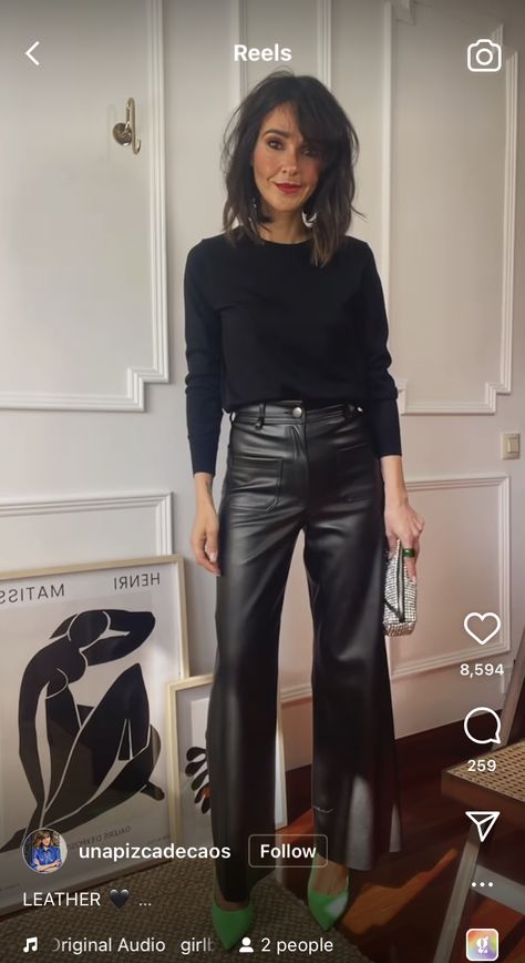 Outfits Pantalon Piel, Leather Pant Holiday Outfit, Pantalon Piel Outfits, Blue Leather Skirt Outfit, Leather Pants Office Outfit, Black Leather Trousers Outfit, Leather Pants Outfit Work, Black Leather Pants Outfit Winter, Autumn Date Night Outfit