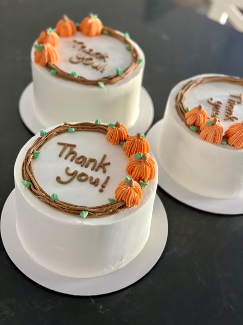 Pumpkin Halloween Cupcakes, Small Thanksgiving Cake Ideas, Thanksgiving Baking Aesthetic, Caramel Decoration Ideas, Simple Thanksgiving Cake, Thanks Giving Cakes Decoration, Mini Thanksgiving Cakes, Cute Fall Cake Ideas, Pumpkin Cake Decoration