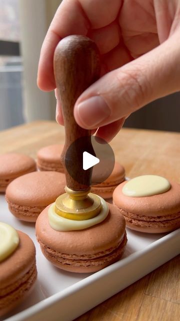 Decorate Macarons Ideas, Macarons On Cake Decoration, How To Decorate Macarons, Macarons Shapes, Macaron Decoration Ideas, Macaron Lollipop, Macaroon Flavors, Decorate Macarons, Decorated Macarons