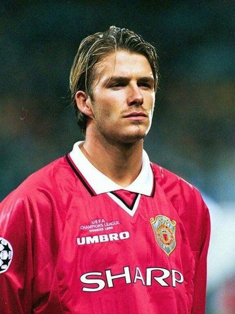 David Beckham 90s, Neymar Pic, David Beckham Hairstyle, Posh And Becks, David Beckham Style, Football Champions, Football Players Images, Man Utd, Club Shirts