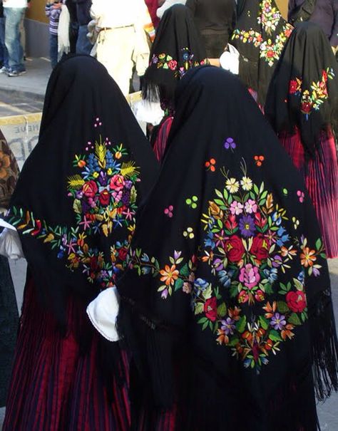 Traditional Sicilian Dress Sicilian Clothing, Draps Design, Folk Dresses, Folk Embroidery, Beautiful Costumes, Folk Costume, Embroidery Inspiration, Ribbon Embroidery, Sardinia