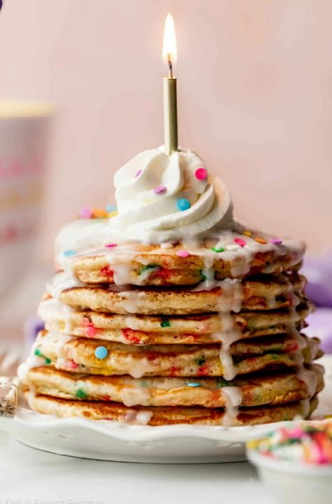 Vanilla Icing Recipe, Birthday Cake Pancakes, Birthday Pancakes, Rainbow Pancakes, Cake Pancakes, Freeze Pancakes, Healthy Birthday, Pancake Cake, Pancake Recipe Buttermilk