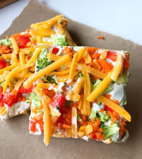 Easy Veggie Pizza Crescent Rolls, Fresh Veggie Pizza, Vegetable Pizza Crescent Roll, Veggie Pizza Crescent, Vegetable Pizza Appetizer, Bunco Food Ideas, Vegetable Pizza Recipe, Veggie Pizza Appetizer, Crescent Roll Veggie Pizza