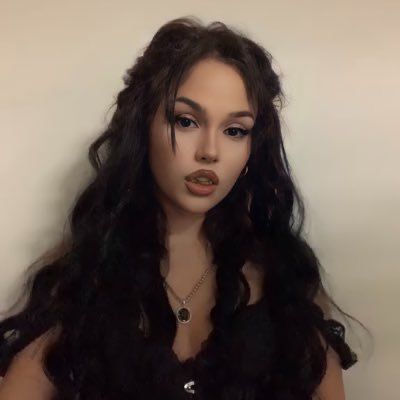 Maggie Lindemann Halloween Costume, Witch Hairstyles Halloween, Revenge Makeup, Witch Hairstyles, 2000s Makeup Looks, Vampire Hair, Maggie Linderman, Look Halloween, Vampy Makeup