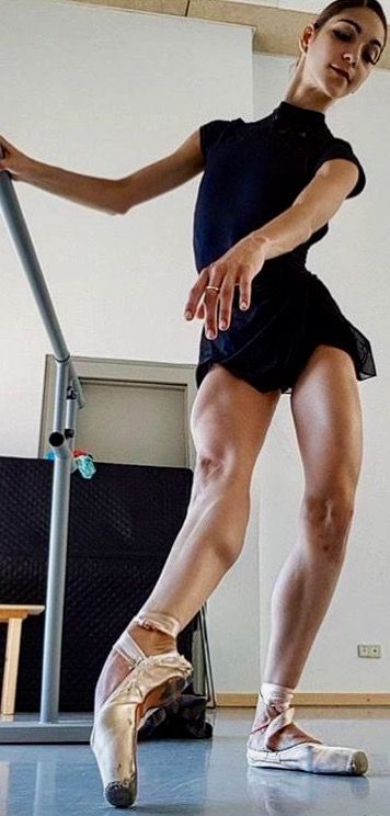 Dancer Lifestyle Aesthetic, Ballerina Legs, Dancer Legs, Ballet Body, Ballet Legs, Dancer Lifestyle, Dance Forever, Ballet Poses, Ballet Inspiration