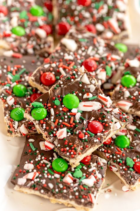 The best Christmas bark recipe! It’s easy to make with graham crackers, chocolate, marshmallow, and all sorts of Christmas candy! Christmas Bark With Marshmallows, Graham Crackers And Marshmallows, Smore Bark Recipe, Christmas Candy With M&ms, Smores Candy Bark, Crackers Chocolate Bark, Christmas Smores Bark Recipe, Christmas Bark Chocolate, Graham Cracker Almond Bark