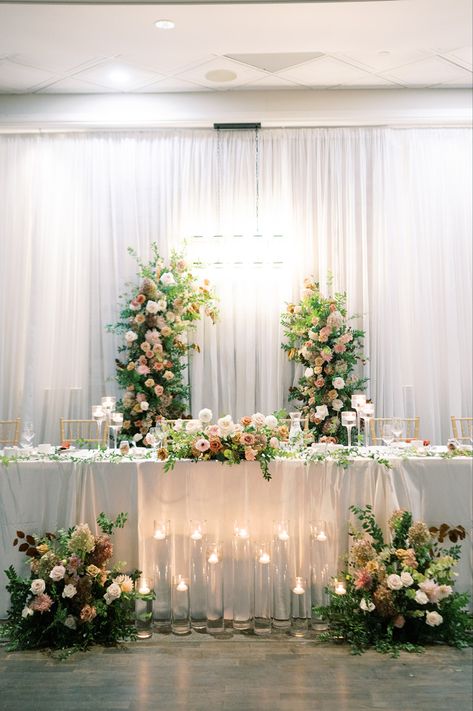 Long Head Table Wedding Flowers, Head Table Wedding Farm Table, Long Head Table Flowers, Head Table With Wedding Party, Reception Head Table Backdrop, Bridal Party Table Flowers, Head Table Flowers Wedding, Wedding Arch Behind Head Table, Simple Head Table Decor