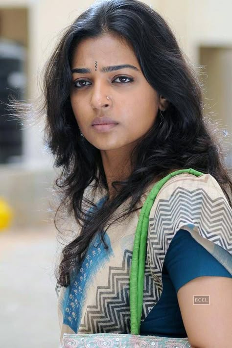 Natural Beauty Face, Radhika Apte, Tamil Girls, Beauty Face Women, Indian Woman, Actress Hot Pics, Latest Images, Indian Actress Hot Pics, Priyanka Chopra