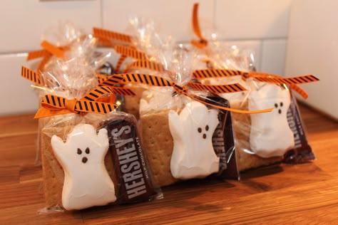 Halloween Smores, Halloween School Treats, Annual Halloween Party, Halloween Treats For Kids, Casa Halloween, Pinterest Challenge, Halloween Food Treats, Kids Halloween Party, Halloween Favors