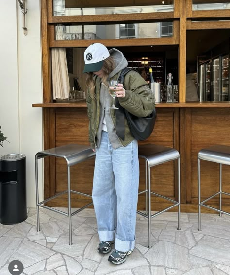 Cropped Bomberjack Outfit, Outfit Bombers, Big Jacket Outfits, Sporty Outfits Winter, Outfits Straight Leg Jeans, Padded Jacket Outfit, Bomberjacket Streetstyle, 2024 Fits, Japan Fits