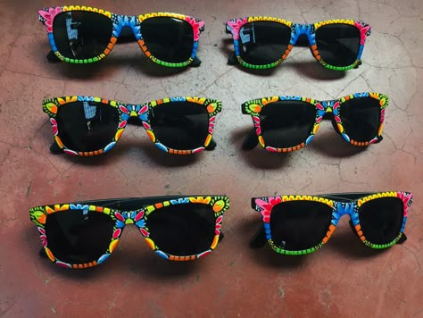 https://www.facebook.com/arTart.sanjana/ Painting On Sunglasses, Sunglass Painting, Diy Sunnies, Paint Sunglasses, Rickshaw Paint, Decorative Sunglasses, Painted Sunglasses, Rickshaw Painting, Bangladeshi Culture