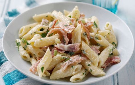 Our lower-fat penne carbonara recipe is ideal if you’re trying to be good or looking for an easy diet-friendly recipe packed with all the usual indulgent carbonara flavours. This lower-fat penne carbonara recipe turns a family favourite into a healthier option for everyone! #easyhealthypasta #midweekmeals #familyfavourites Penne Carbonara Recipe, Carbonara Sauce Recipe, Meals Under 600 Calories, Penne Carbonara, Blue Cheese Salad Recipes, Chicken And Potato Curry, Carbonara Recept, 600 Calorie Meals, Dinners Under 500 Calories