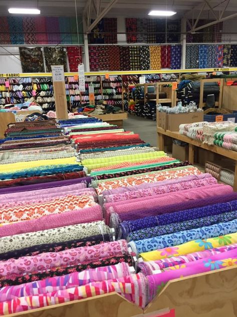 Zinnck's Fabric Outlet truly is a sewing enthusiast's paradise. Grab your fellow crafters and make a day trip out of it. Stoff Outlet, Fabric Outlet, Diy Event, Beginner Sewing Projects Easy, Leftover Fabric, Fabric Baskets, Sewing Projects For Beginners, Love Sewing, Sewing Tips