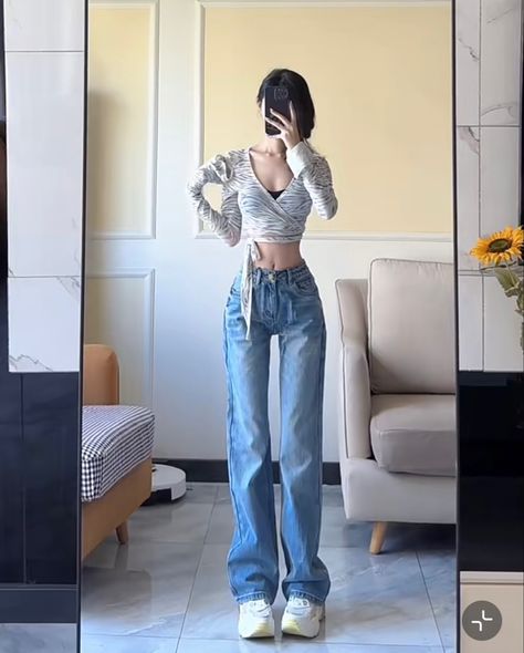 Round Hips Ulzzang, Tall Fit Body Goals Aesthetic, Body Goals Hourglass Outfits Kpop, Small Waist Outfits Style, Aesthetic Poses, Slim Girl, Practice Outfits, Quick Outfits