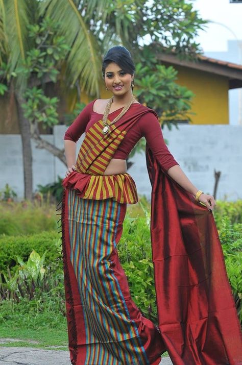 This Saturday is Sri Lanka Day Expo 2017, the one day event which showcases everything Sri Lankan from Appa to Ves Dancers. So incase you ladies are wondering what to wear. Maybe traditional Osariya would be the perfect outfit. Sri Lanka Saree, Sri Lankan Clothes, Sri Lankan Saree, Sri Lanka Clothes, Kandyan Saree, Office Wear Dresses, Saree Wearing Styles, Saree Wearing, Wear To Work Dress