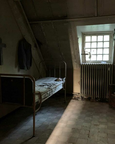 Mental Asylum Room, Abandoned Bedroom, Creepy Bedroom, Abandoned Room, Small Attic Room, Creepy Halloween Props, Mental Institution, Small Attic, King Richard