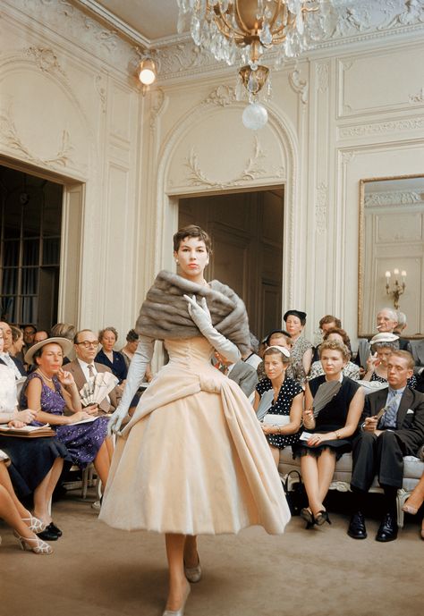 Glamour Vintage, Look Retro, Dior Vintage, Fashion 1950s, 1950s Style, Christian Dior Couture, Couture Mode, Dior Fashion, Retro Mode