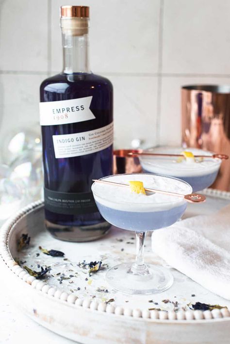 Dazzle your guests this holiday with an Empress Frost Fizz! This elegant cocktail marries Empress Gin with elderflower tonic and ginger syrup. Empress Gin, Best Gin Cocktails, Gin Fizz Cocktail, Gin Sour, Punch Cocktails, Ginger Syrup, Gin Fizz, Christmas Cocktail, Christmas Idea