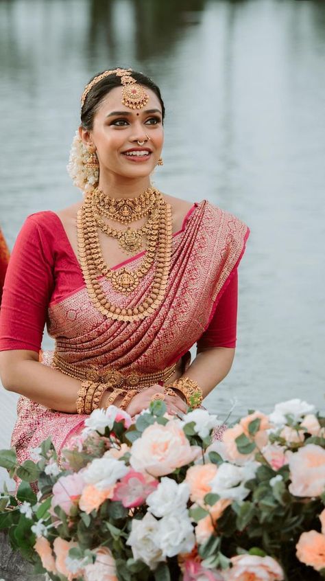 Red Kanjivaram Saree, South Indian Bridal Look, South Indian Bride Jewellery, Indian Bridal Look, Glow Wedding, Saree Pattu, Bridal Dresses Indian, South Indian Wedding Saree, South Indian Bride Saree