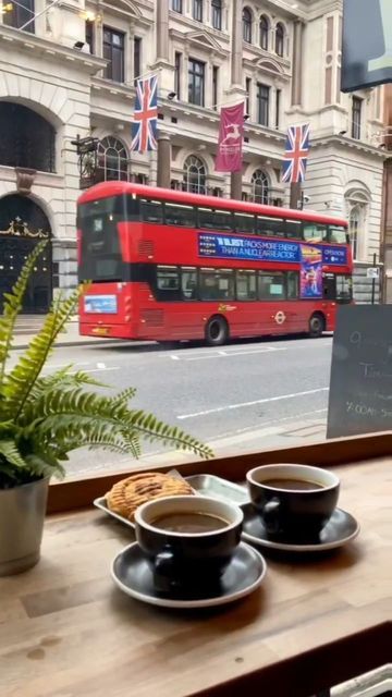 Best of London in your pocket on Instagram: "Good morning ☕ coffee or tea for you? 📽 Video made by: @bodiek ▶️Follow us for more and turn the notifications ON!🤩" Trip With Bestie, Caffeine Tea, London In October, London Coffee, Study In London, London Tea, England Aesthetic, Life In London, Willow House