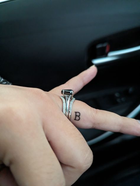 Initial Tattoo On Ring Finger, Tattoos For Women Memorial, Initial Tattoos For Women, Tattoos For Women Finger, Husband Name Tattoos For Women, Tattoos For Women Placement, Finger Letter Tattoos, Tattoo On Ring Finger, Tattoos For Women Neck