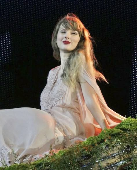 taylor swift folklore the eras tour Taylor Swift Fotos, Estilo Taylor Swift, Swift Photo, The Power Of Words, Mother Is Mothering, Power Of Words, Taylor Swift Wallpaper, Miss Americana, Long Live Taylor Swift