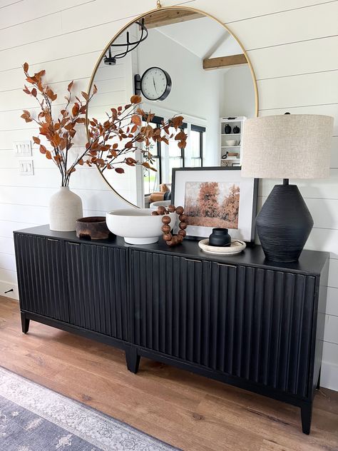 Dinning Room Side Table Buffet, Pictures Above Buffet Table, Modern Entry Way Decor Ideas, Living Room With Credenza, Black Credenza Living Room, Entryway Sideboard Ideas, Entryway Cabinet With Mirror, Sideboard Table Decor, Living Room Credenza Decor